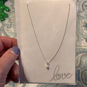 Costume pearl necklace.